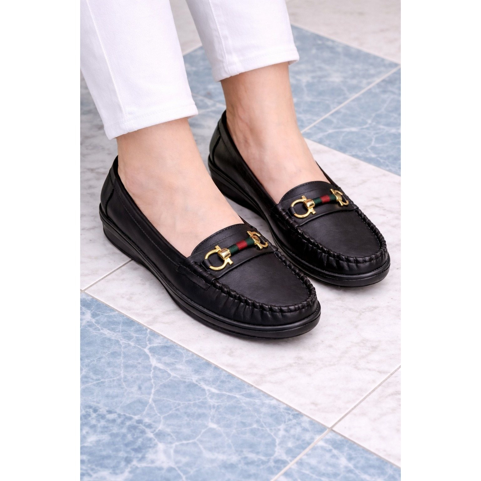 Fine Women'S Comfortable Flat Loafers with Metal Detail – Stylish Casual Slip-On Shoes